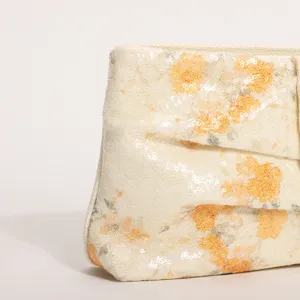 Borsa pochette arricciata con fiori dipinti a olio retro, dettaglio borsa con paillettes.