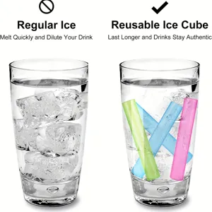 Vergelijking van herbruikbare plastic ijsstokjes en smeltende gewone ijsblokjes