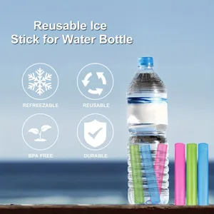 Gedetailleerd overzicht van kleurrijke herbruikbare ijssticks in een waterfles.