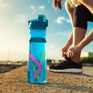 Herbruikbare gekleurde plastic ijssticks voor drankjes in een blauwe sportfles water