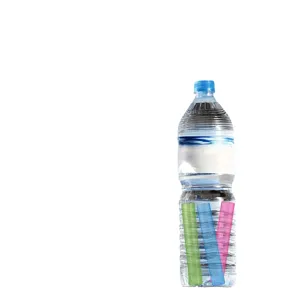 Herbruikbare gekleurde plastic ijssticks voor drankjes getoond in een waterfles