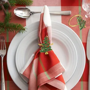 Detalle de servilletero de árbol de Navidad en servilleta de cuadros rojos y blancos
