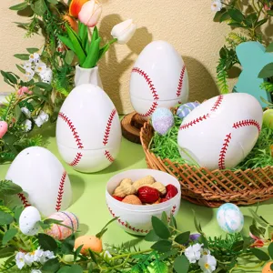 Detailansicht eines 15 cm großen, baseball-gemusterten Ostereis mit Snacks und Nüssen.