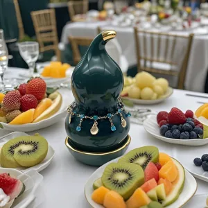 Élégante décoration en céramique verte en forme de gourde sur une table de fête conviviale.