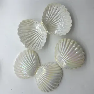 Vue détaillée de boîtes cadeaux en forme de coquillage blanc nacré en position ouverte et fermée