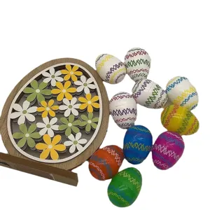 Set aus bunten Kunststoff-Ostereiern mit einem dekorativen Holzrahmen in Ei-Form
