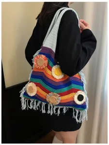 Detalle de bolso tejido de arcoíris con aplicaciones de flores 3D y flecos