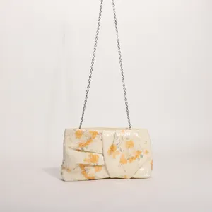 Borsa a tracolla vintage con paillettes floreali e catena d'argento, design plissettato.