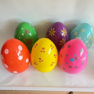 Große bunte Plastik-Ostereier mit verschiedenen Blumen- und Punktmustern bedruckt