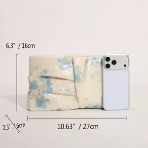 Elegante pochette plissettata in paillettes con stampa floreale retrò, ideale per feste serali.