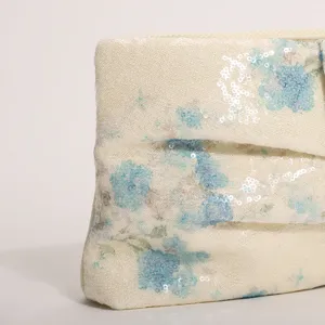 Squisita borsa da sera con paillettes floreali vintage, elegante dettaglio ravvicinato.