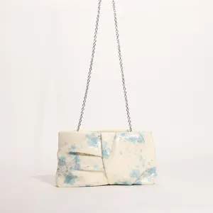 Primo piano della borsa a mano vintage con paillettes blu e dettagli di piegatura catena.
