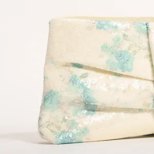 Elegante pochette di paillettes ricamate con motivo floreale vintage e tessuto plissettato.