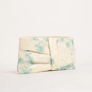 Dettaglio della borsa da sera con paillettes floreali retrò da donna elegante e raffinata.