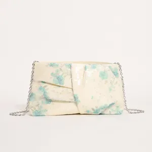 Vista dettagliata della pochette plissé con paillettes floreali vintage e catena.
