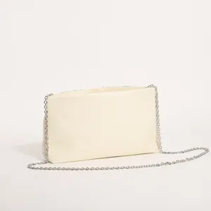 Borsa a pochette in tessuto beige intrecciato con tracolla a catena, vista dettagliata.
