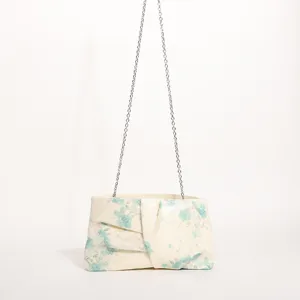 Vista dettagliata della borsa pochette vintage con ricamo floreale paillettes e catena metallica.