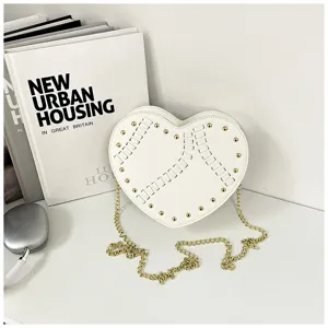 Elegante weiße herzförmige Umhängetasche mit goldener Kette und schicken Nietendetails