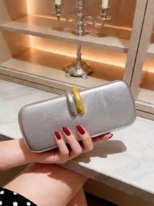 Elegante pochette da sera argentata con chiusura a doppi anelli oro e argento