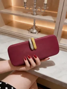Elegante pochette da sera bordeaux con manico color-block unico tenuta nella mano