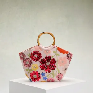 Elegante rosa Tragetasche mit Blumenstickerei, Pailletten und natürlichem Bambusgriff