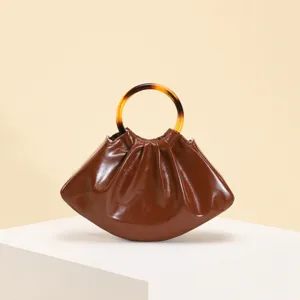 Détail du sac à main en cuir PU marron plissé avec poignée ronde en acrylique