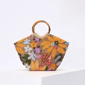 Elegante Strandtasche mit floraler Paillettenstickerei und Bambusgriff für den Urlaub