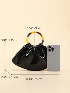 Sac à main plissé noir en forme de bateau avec anneau en acrylique et dimensions