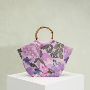 Detailansicht der aufwendigen Blumenstickerei und des Bambusgriffs dieser Tasche