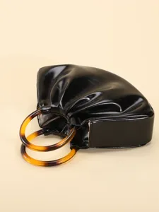 Vue détaillée d'un sac à main rétro en cuir PU plissé noir avec anneaux en acrylique