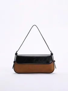 Zweifarbige Baguette-Schultertasche mit schwarzer Klappe und braunem Wildleder-Finish