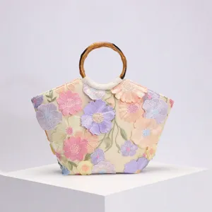 Elegante Shopper-Tasche mit Blumenstickerei und Bambusgriffen