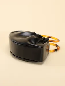 Vue détaillée du sac à main noir en cuir PU avec des poignées en acrylique ambre