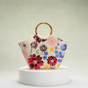 Detailansicht bunter Pailletten-Blumenstickerei auf Canvas-Tasche mit Bambusgriff