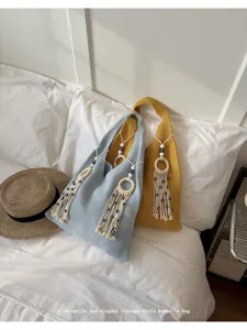 Detailansicht handgefertigter Stricktaschen mit böhmischen Quasten und Ringen
