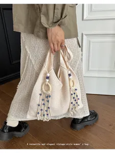 Detailansicht der beigen Stricktasche mit Rundring und Quasten