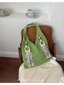 Grüne Stricktasche für den Urlaub mit dekorativen Makramee-Quasten und Perlen