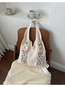 Böhmische cremefarbene Stricktasche mit Quasten und Perlen-Details