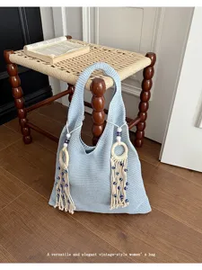 Nahaufnahme der hellblauen Strandtasche aus Strick mit eleganten Quastenanhängern