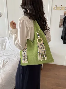 Handgefertigte grüne Stricktasche mit stilvollen Quastenfransen und Holzelementen Dekor