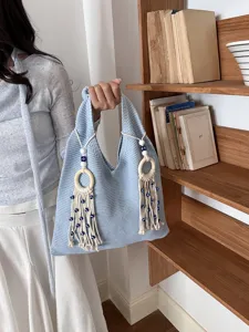 Elegante hellblaue gestrickte Strandtasche mit Holzring-Quasten und blauen Perlen