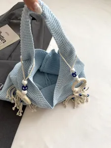 Blaue Strick-Strandtasche mit Ring- und Quasten-Anhänger im Boho-Stil
