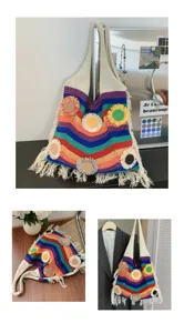 Bolso de ganchillo a rayas hecho a mano con aplicaciones de flores 3D y flecos bohemios.