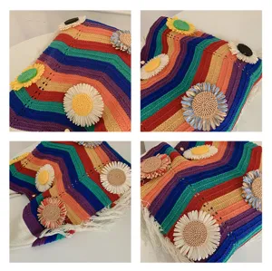 Detalle del bolso de ganchillo arcoíris con apliques de margaritas florales en 3D