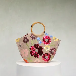 Detailansicht der floralen Stickerei und Paillettenapplikationen auf einem Bambus-Tote