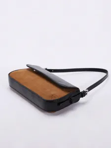 Seitenansicht der Baguette-Tasche mit schwarzem Leder und braunem Wildleder-Kontrast