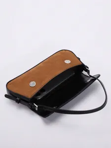 Detailansicht der minimalistischen Baguette-Tasche innen mit Smartphone für Kapazität