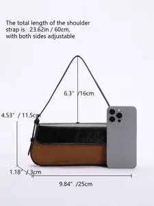 Detaillierte Größenangabe der zweifarbigen Baguette-Tasche neben einem Smartphone zum Vergleich.