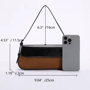 Minimalistische zweifarbige Baguette-Tasche mit klaren Maßangaben und Größenreferenz