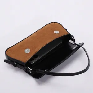 Elegante Baguette-Tasche aus schwarzem und braunem Leder mit Platz für ein Smartphone